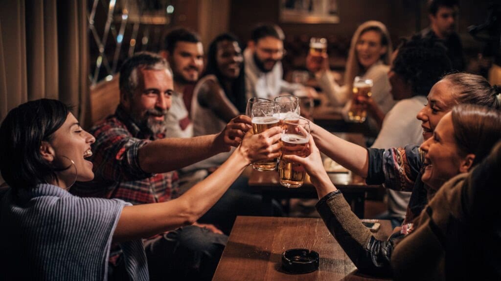 Language exchange at a pub.